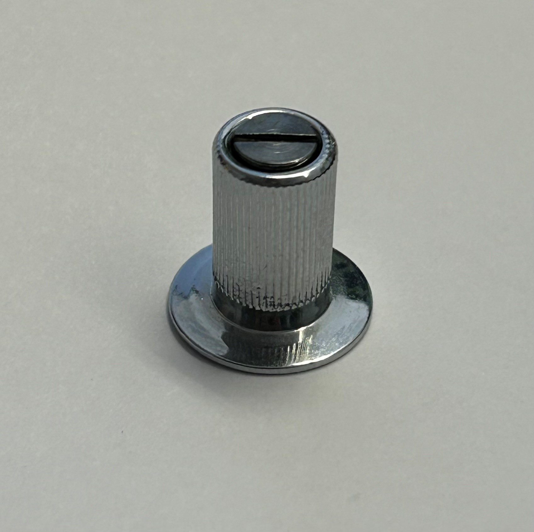 Draaiknop 487.4 messing met spantanghouder en voet d=Ø4mm w=Ø8mm - uitlopend